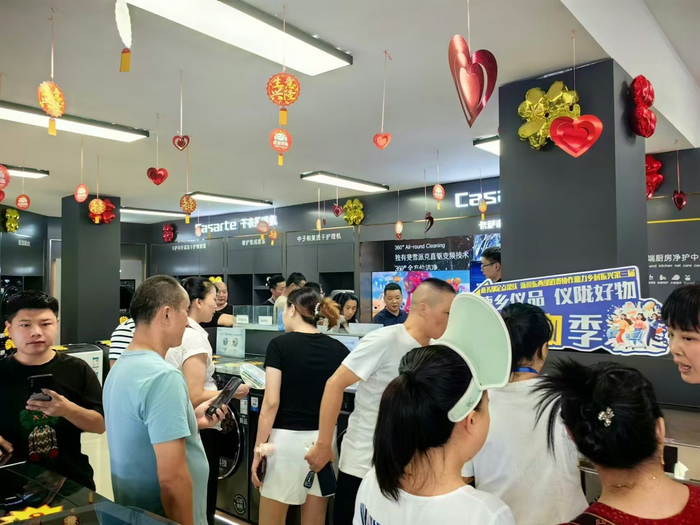 家电以旧换新现场，消费者享受国补优惠购新品。商务厅供图