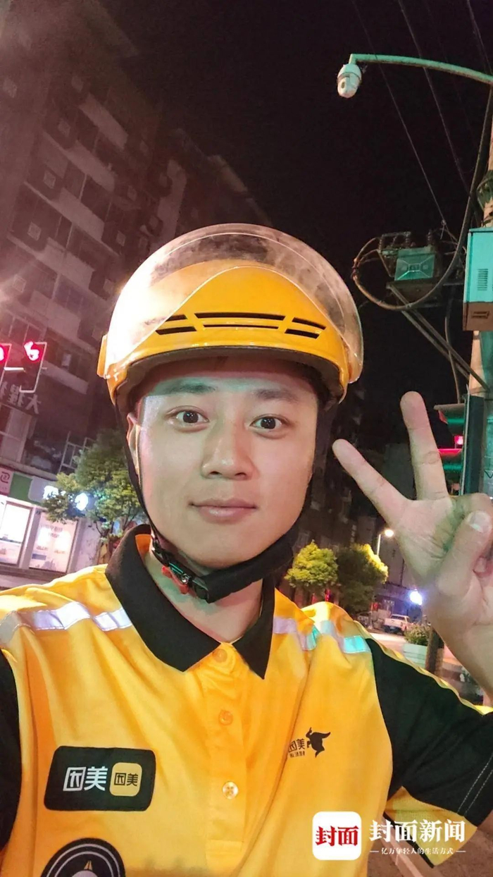 孙先生利用业余时间送外卖。图片来源：封面新闻