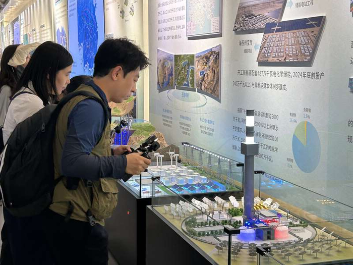 7月21日，青海省西宁市，记者正在参观青海省清洁能源和绿色算力调度中心。中青报·中青网记者 贾骥业/摄