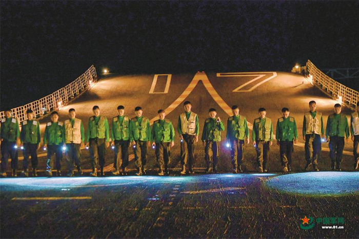 起降保障中队官兵对飞行甲板进行异物排查。