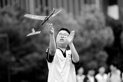 在“星空号”橡筋动力飞机模型飞行比赛上，安徽合肥清华附中学生投入参赛。葛宜年摄/光明图片