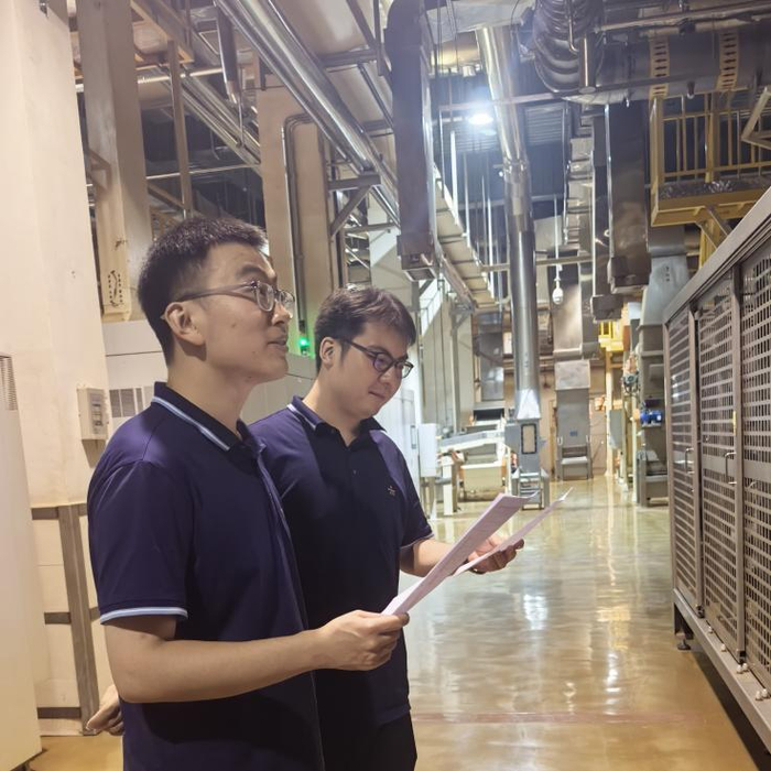 图为该车间操作人员学习处置标准（张浥珩 摄）