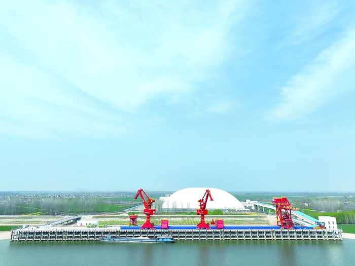 ▲五河县城南码头散货气膜仓库像巨大的白色气泡，地标般立于淮河岸边