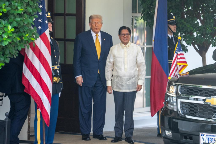 7月22日，美国总统特朗普（左二）在华盛顿白宫欢迎到访的菲律宾总统马科斯（右二）。新华社记者胡友松摄