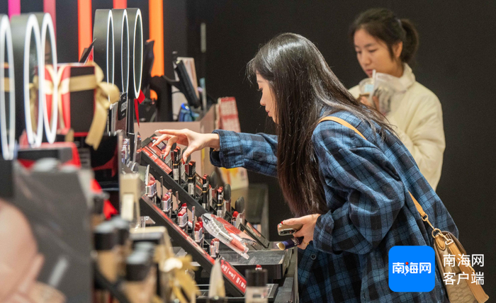游客在cdf海口日月广场免税店购物 图片来源：南海网、南国都市报（刘孙谋 摄）