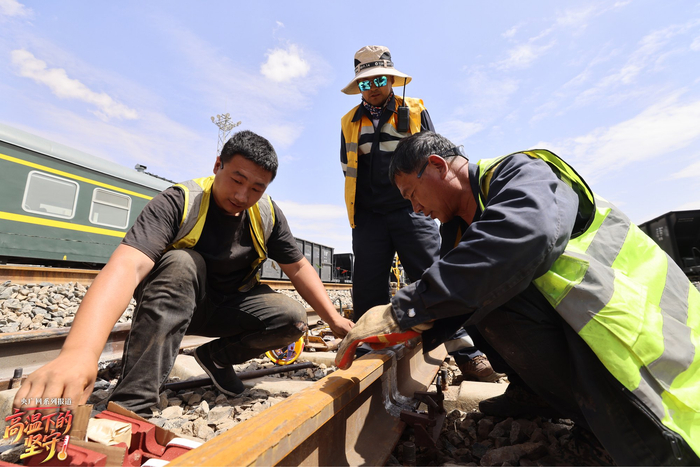 图为格尔木工务段重点维修车间职工正在进行钢轨接头铝热焊接前的准备工作（央广网发  东科力加  摄）