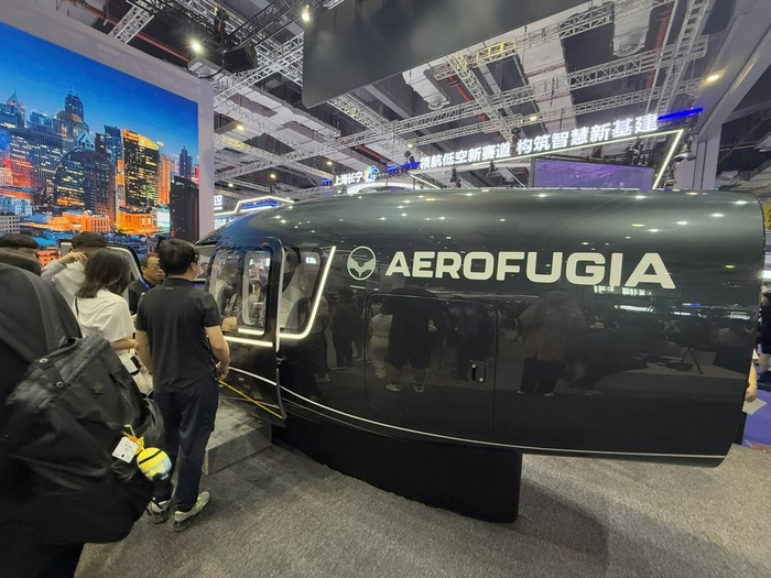 沃飞长空AE200智能灵动座舱（财联社记者摄）