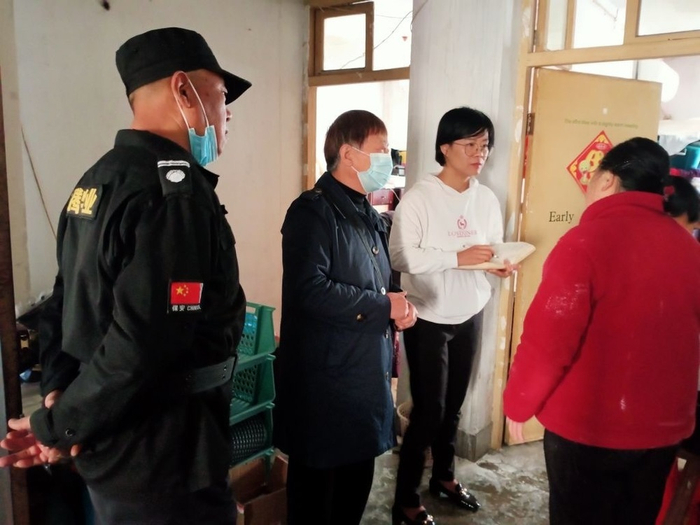 方惠英（左二）正在楼道巡查反馈问题（央广网发  刘雨供图）