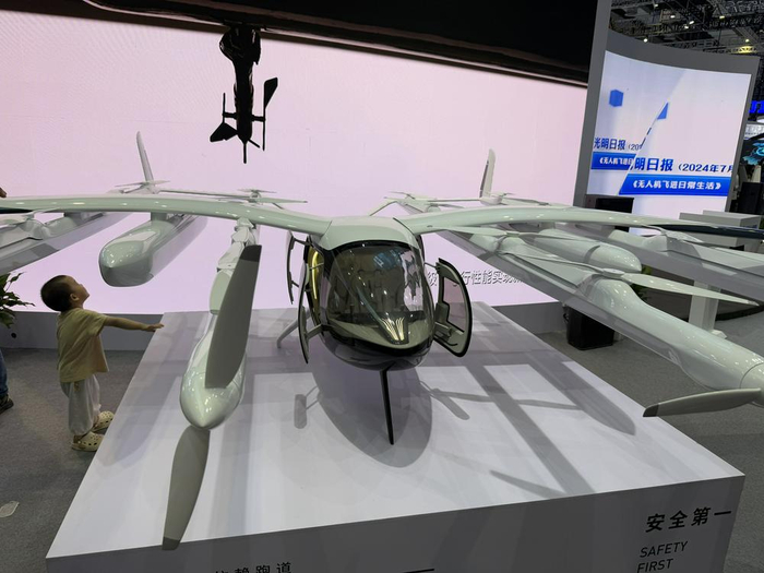 御风未来载人eVTOL“空中出租车”M1（财联社记者摄）