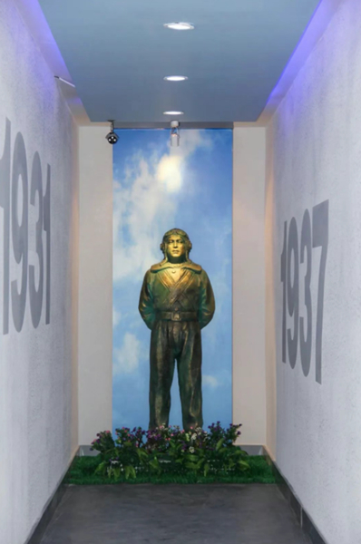 高志航纪念馆展示的英雄雕像  资料图片
