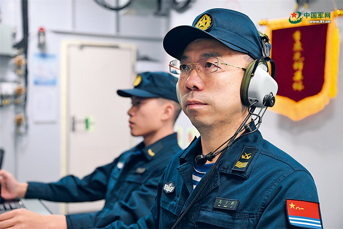 　　马少利（右）带领战友开展战位操演。解放军报特约通讯员  刘礼鹏 摄