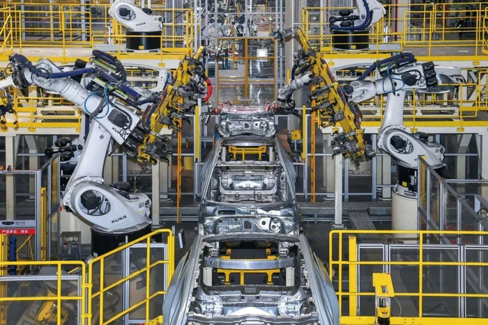 插电式混动汽车对铂金的依赖程度要比传统燃油车更深 / 图源：新华社