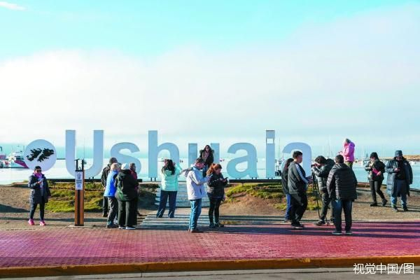 阿根廷火地岛乌斯怀亚，比格尔海峡岸边，游客在拍照。视觉中国/图
