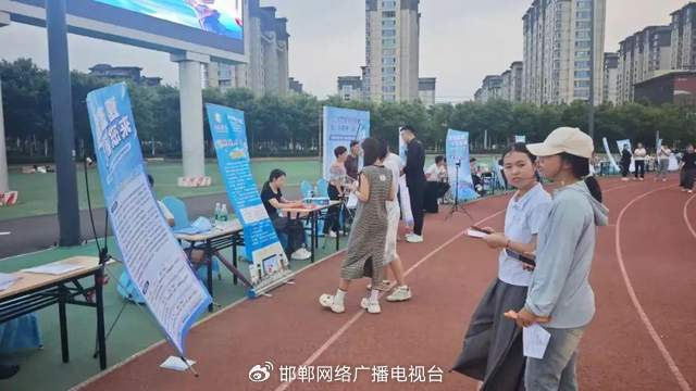 “十万学子进邯郸”2025年暑期就业季首场招聘会。图片来源曲周发布