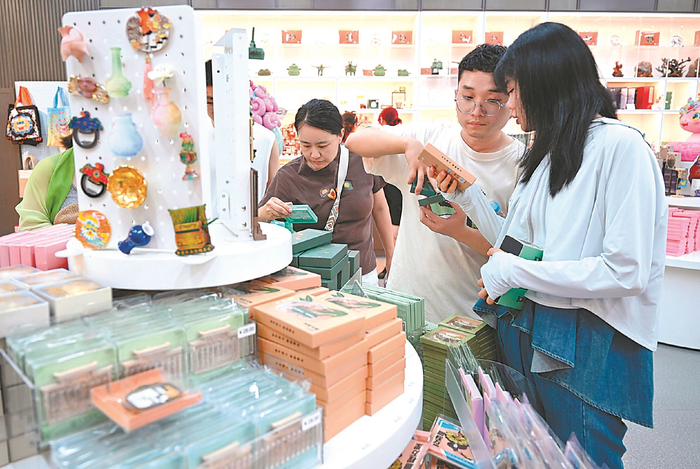 7月22日，安徽博物院，市民在选购文创产品。本报记者 徐旻昊 摄