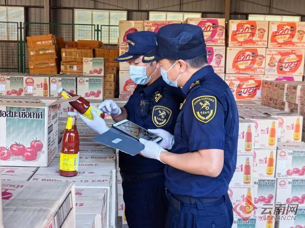 海关关员在关累港口岸对进口食品进行查验 李夕妹 摄