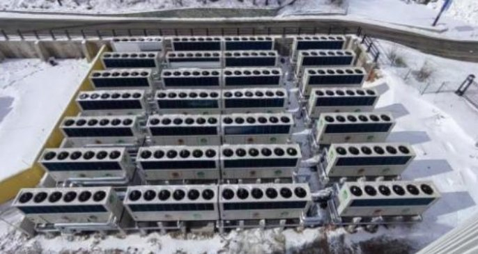 图片说明:二氧化碳复叠式空气源热泵现场机组群