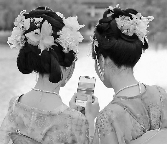 　　每逢假期，着汉服的女孩们成为各大景区靓丽的风景线。