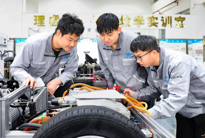 内蒙古机电职业技术学院持续优化调整学科专业设置，强化生涯教育与就业指导。王正摄/光明图片
