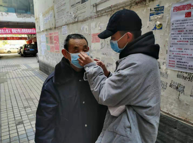 2020年3月，剑阁环境卫生管理局回引人才唐昊熙到小区宣讲防疫知识，教小区物业工作人员正确佩戴口罩。（南方周末资料图）