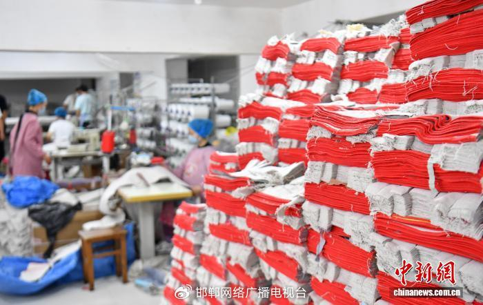 7月19日，河北省邯郸市冀南新区光禄镇一企业生产车间内，工人正在生产劳保手套。　韩冰 摄