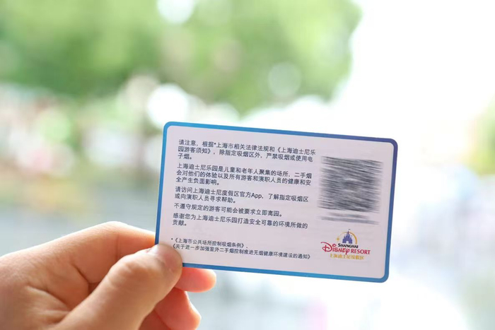 演职人员随身携带的控烟提示卡。