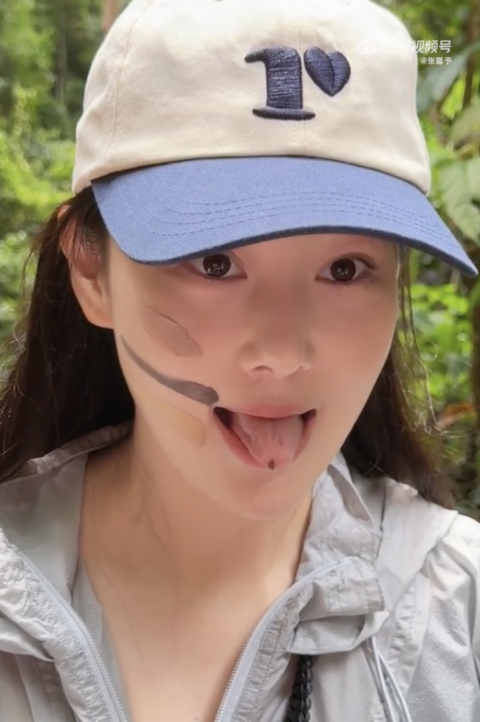 张馨予吃蚂蚁的画面