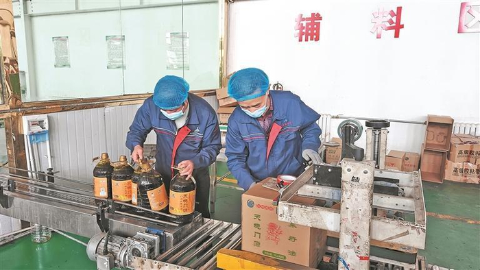 青海香满金门源粮油食品有限公司员工正在打包发货。 本报记者 丁玉梅 摄