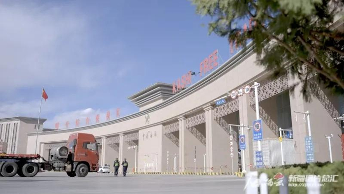 喀什综合保税区卡口车辆有序进入。（资料图）戈名杰 摄