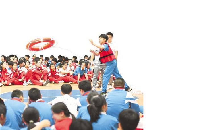 贵阳市南明区西湖路街道应急救援队员指导贵阳市第十八中学学生使用救生圈。赵松 摄