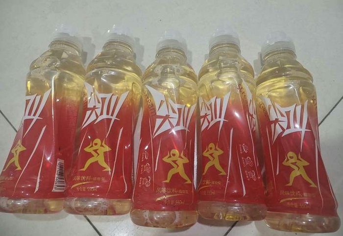 2024年推出的复刻版“红色尖叫”，被炒到8900元一箱。二手交易平台截图