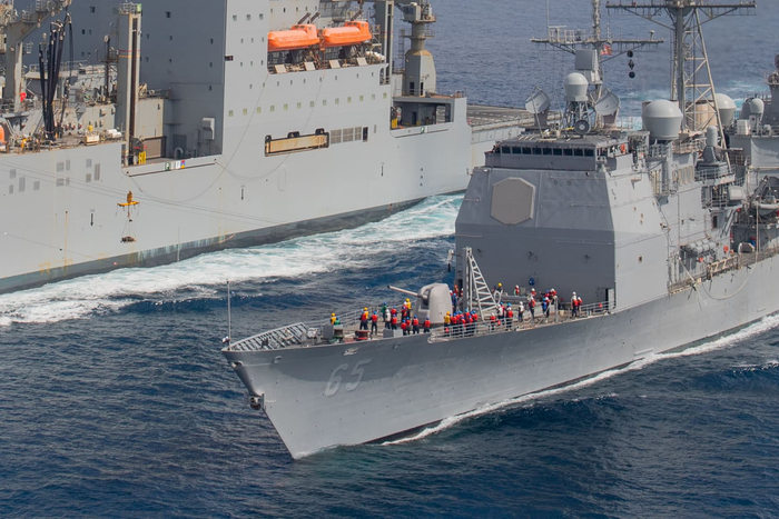 （资料图）美国海军“提康德罗加”级巡洋舰CG-65“长津湖”号上测试“海上可转移再装填装置”（TRAM）