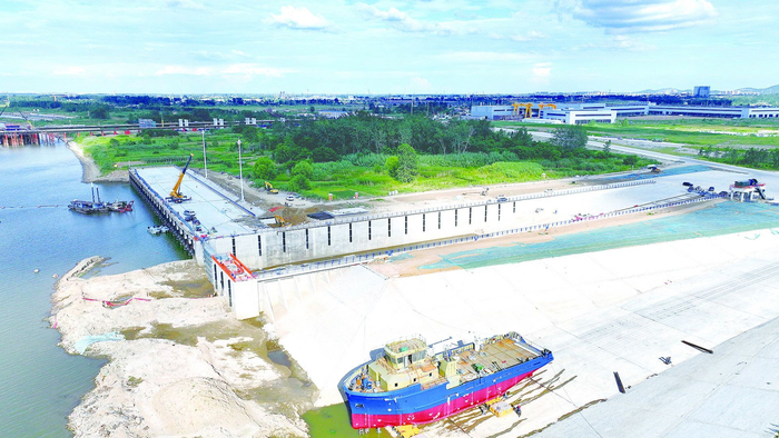 ▲7月22日，临港产业园船舶配套码头（无人机照片）。融媒体记者 刘晨 摄