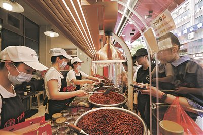 消费者在位于民生路的丁家脆哨选购商品。 贵阳日报融媒体记者 梁超 摄