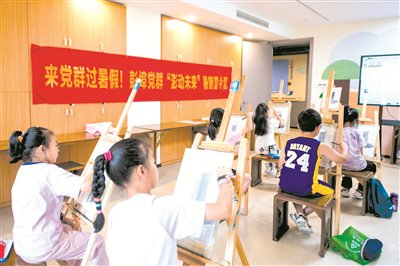 7月21日，小朋友在浙江省杭州市上城区彭埠街道党群服务中心学习素描。 新华社记者 江汉 摄