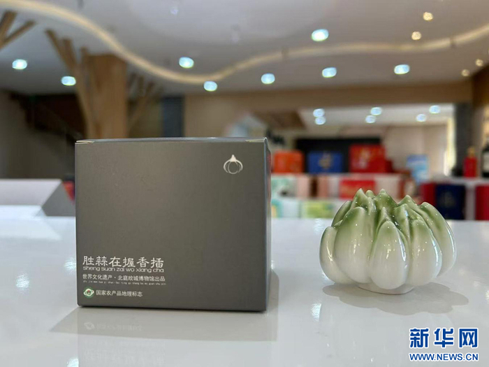 “胜蒜在握”北庭玉蒜香插入选“新疆礼物”名录。新华网发（福建援疆厦门分指挥部供图）