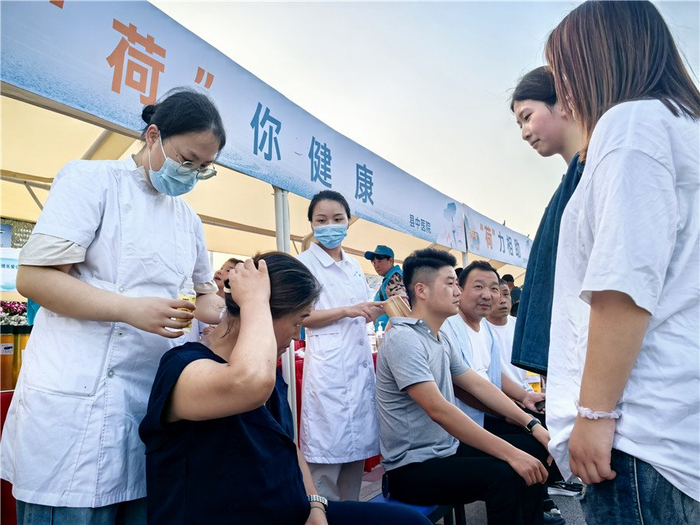 胡礼秀和县中医院的医生正在为游客提供免费义诊。