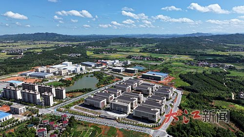 7月10日，航拍下的鹰潭市余江区锦江镇城乡融合发展示范园。江西日报全媒体记者 王蕴蓉摄