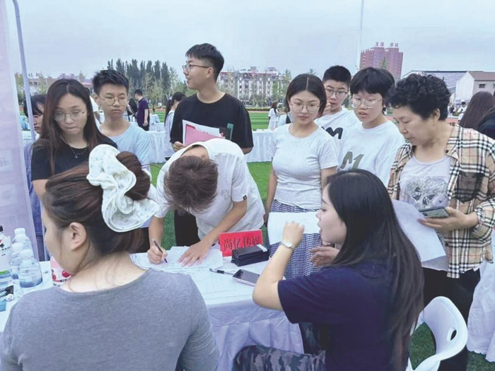         工作人员在现场提供政策咨询服务。魏县人社局供图    