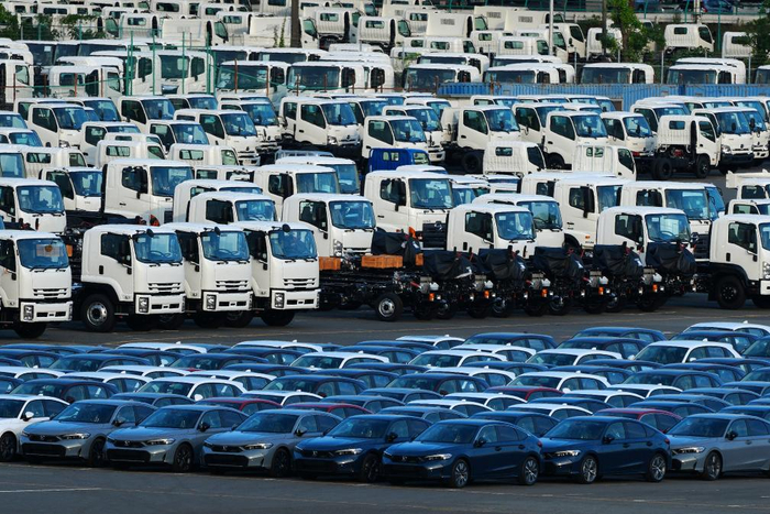 这是7月3日在日本横滨一处港口拍摄的待售车辆。新华社记者贾浩成摄