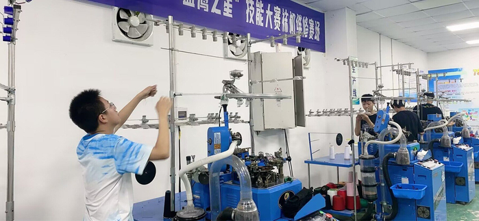 袜机维修专业学生正在实训