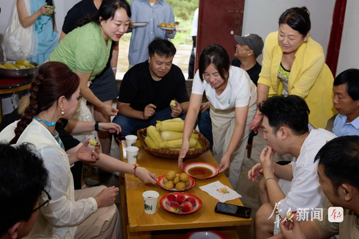 美腕团队体验当地特色农产品