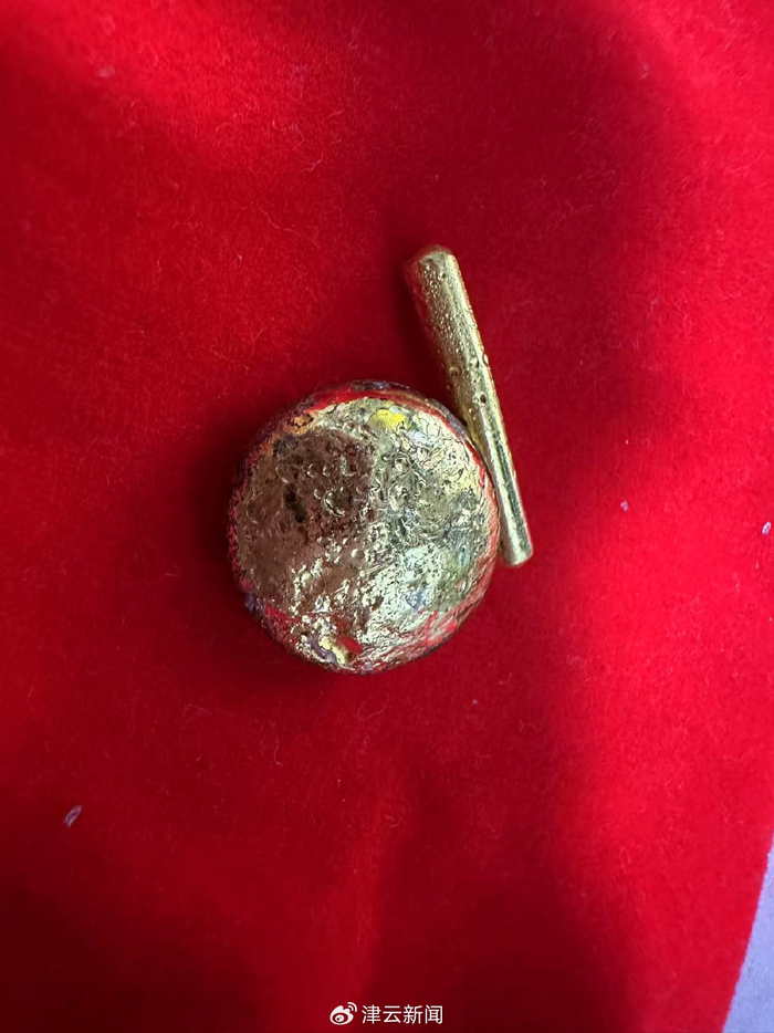 烧融后的金粒表面出现了油污状杂质