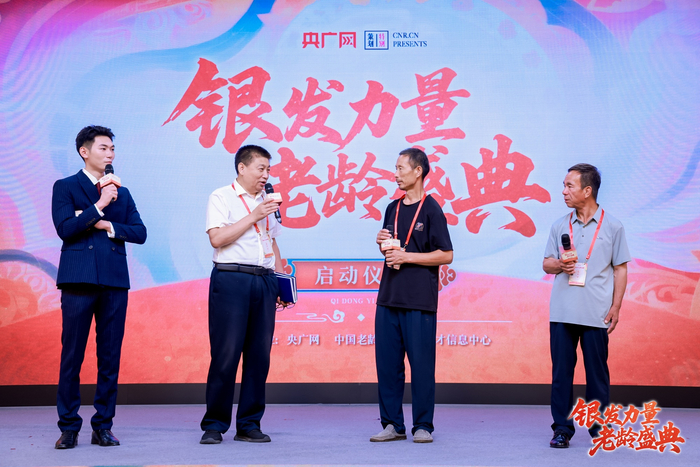 关仁山向刘诗利、安三山赠予自己的作品