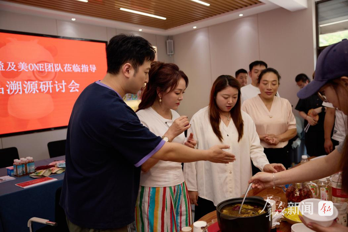 美腕团队现场试吃菌菇产品