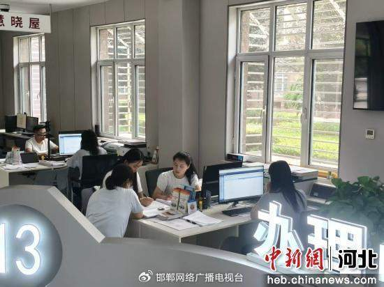 图为在鸡泽县政务服务大厅，工作人员正在为群众办理业务。 任林芳 摄