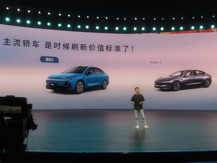 零跑 B01 的目标直指新能源时代的「凯美瑞」——特斯拉 Model 3｜图片来源：极客公园