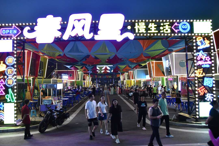 曹妃甸揽月湾景区春风里商业街区人头攒动。欧阳赫镁摄