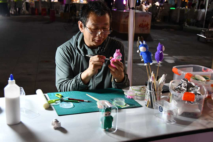 在曹妃甸揽月湾景区，手工艺人制作传统面塑。欧阳赫镁摄
