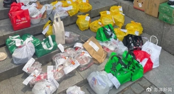 堆放在校园门口的外卖。资料图